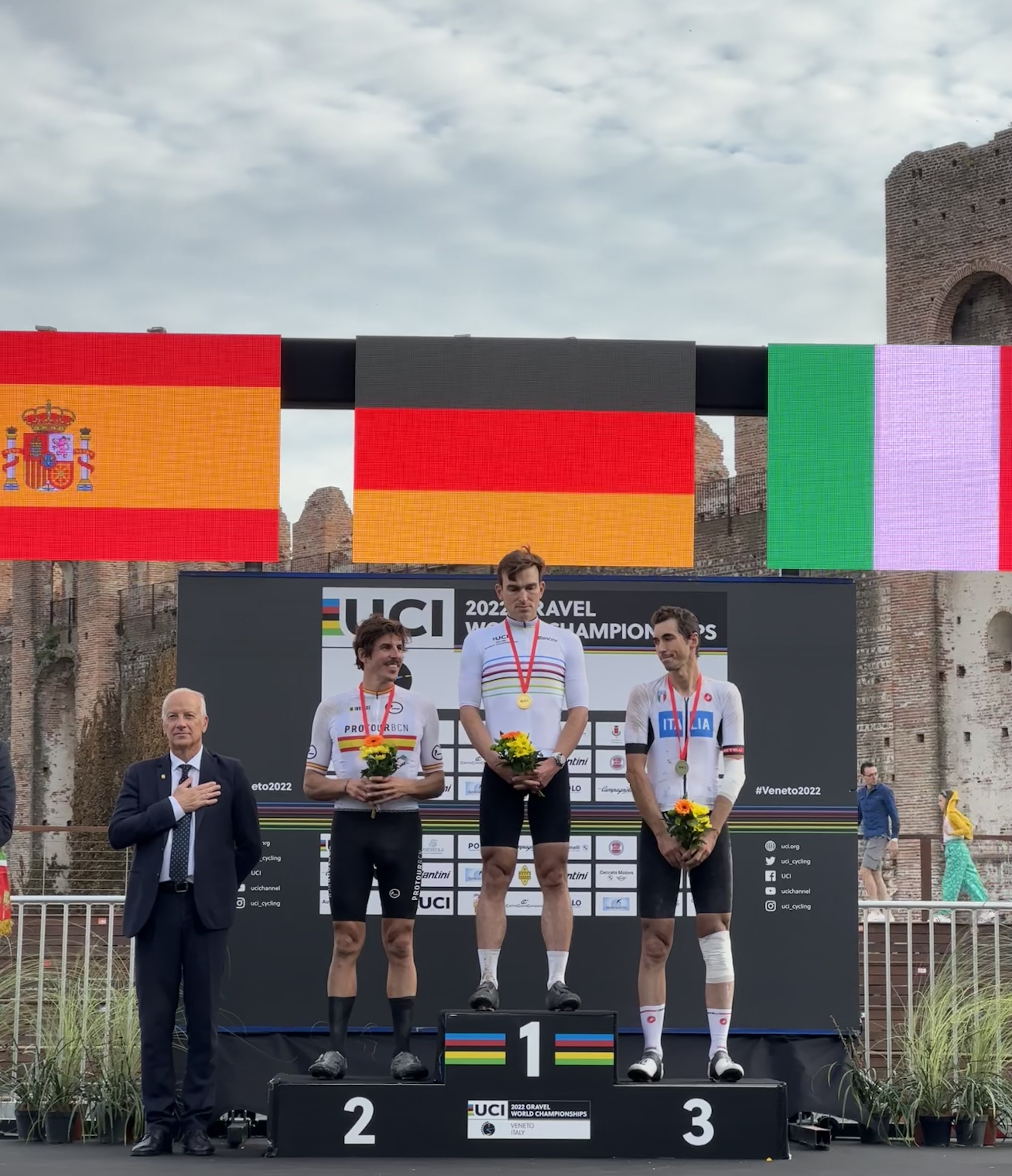 Edu Alonso en el podio del Campeonato del Mundo de Gravel